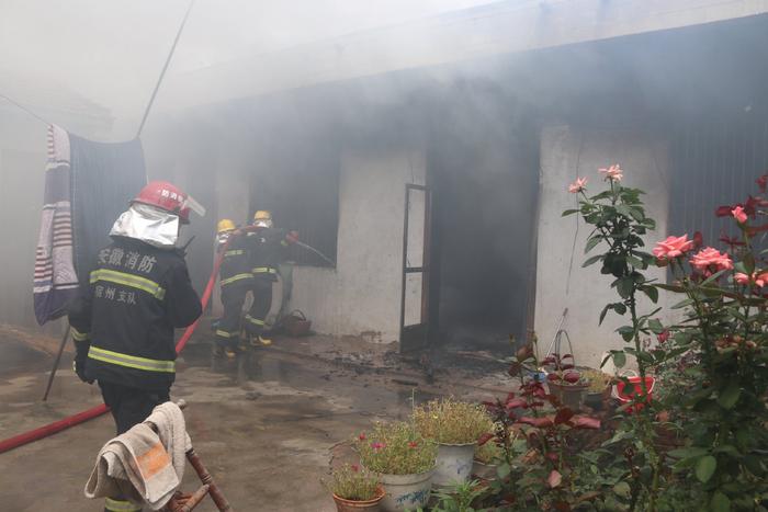 民房起火老人被困 砀山消防火速救援