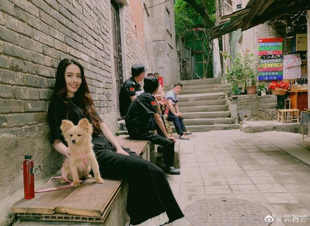郭碧婷一组巷口街拍照，黑色文艺套装，带着小狗随意散步，太美