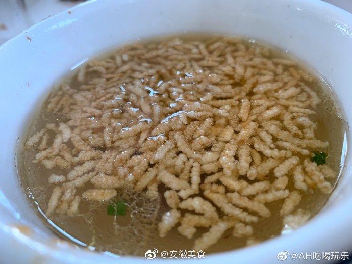 东关老鹅汤，是巢湖之滨含山县东关镇的名气美食（现属马鞍山市）
