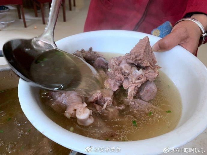 东关老鹅汤，是巢湖之滨含山县东关镇的名气美食（现属马鞍山市）