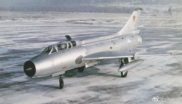 Сухой Су-7У/Su-7U Moujik“农民”战斗教练歼击机