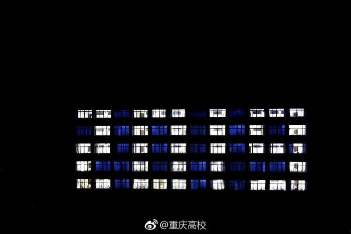 网友投稿，女生节，@重庆工程职业技术学院 上演了一场灯光秀