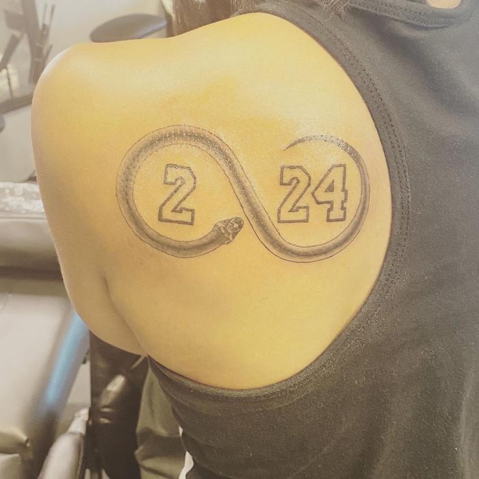 科比的姐姐晒出了自己的新纹身，一条蛇缠绕着2和24