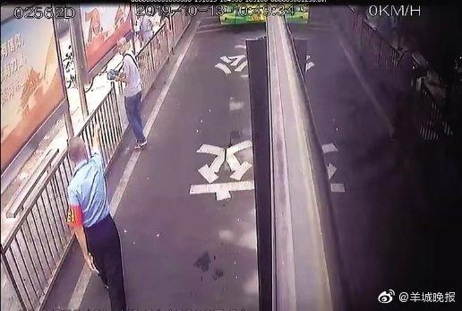 近日，海口一辆公交车进站时，俩小偷正对一名上车的男乘客行窃