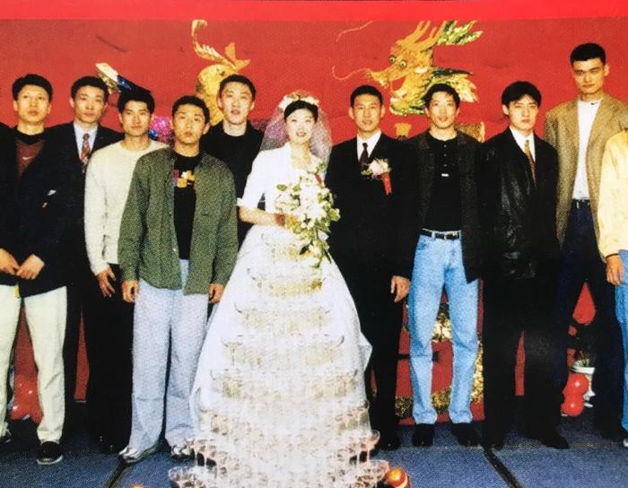 胡雪峰微博晒李楠结婚照，一共9名CBA名宿合影，多数球迷认不全
