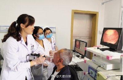 9月7日，上海市浦东医院耳鼻喉科胡欣医生为巍山群众做鼻内镜检查