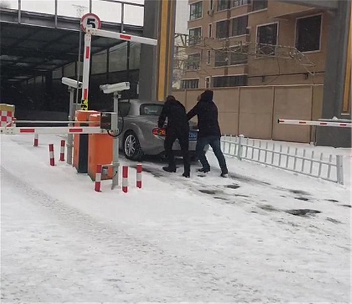 大雪天一辆马自达MX-5进车库，车轮直接打滑，非奥迪四驱不行