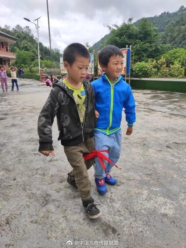 南京大学南行思州队的队员们为当地小朋友举办了一场“好玩运动会”