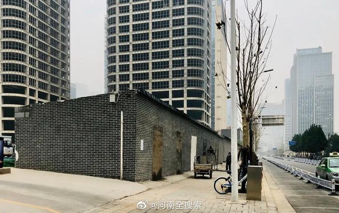 郑州黑底白字招牌小吃店全部关闭 恢复一堵墙状态