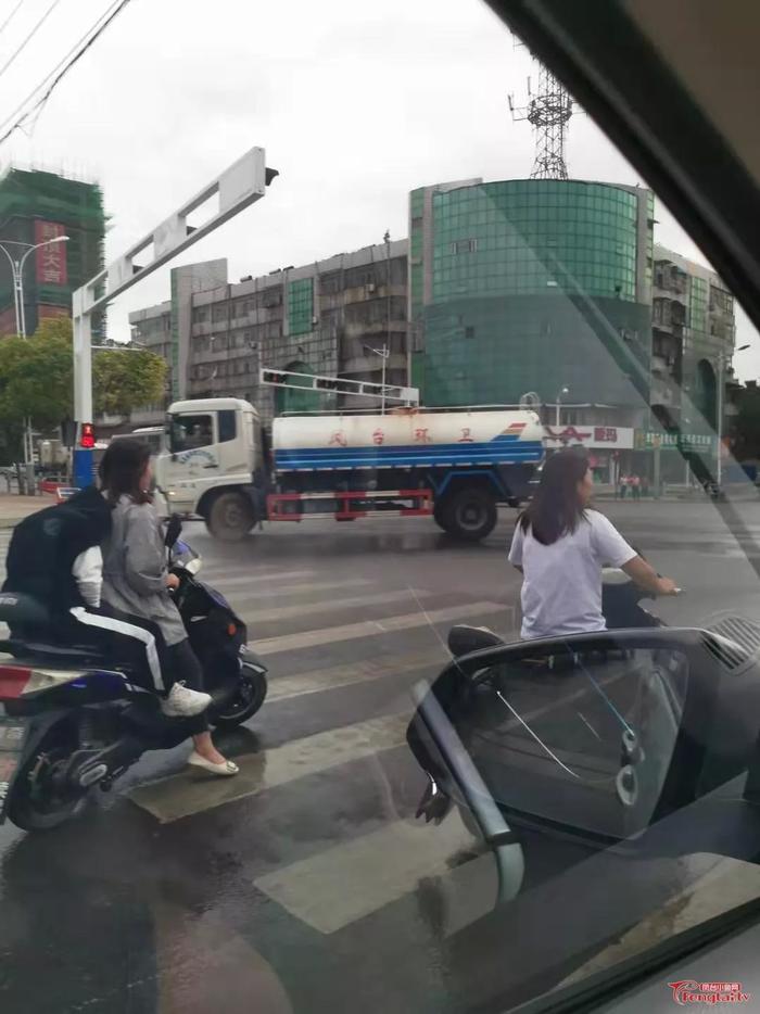 惊险！凤台洒水车无视红灯玩漂移