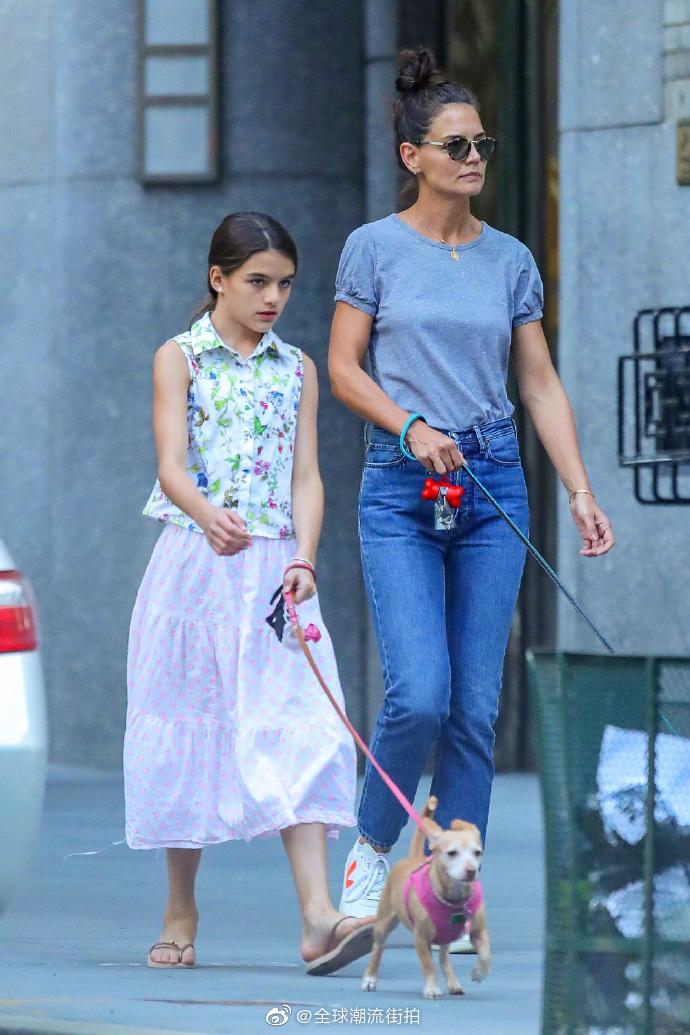 Katie Holmes 凯蒂·霍尔姆斯 和女儿Suri Cruise 苏瑞·克鲁斯 近期街