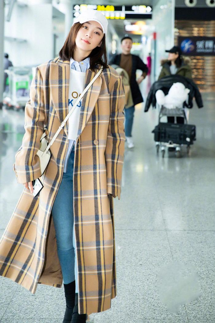 袁姗姗穿格纹大衣现身机场，女神时髦到飞起，那是别人家的闺女！