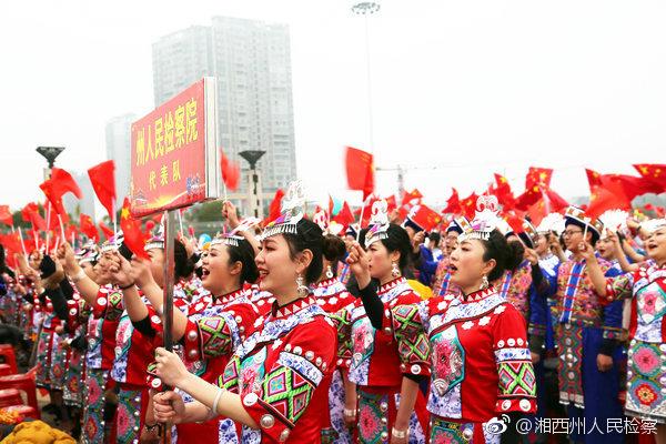 3月4日，湘西州吉首市世纪广场人山人海