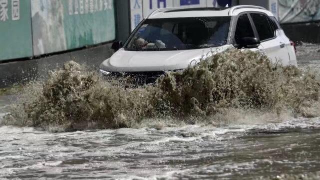 暴雨后农民工污水中摸车牌：谁丢的车牌谁拿走，我们不收钱