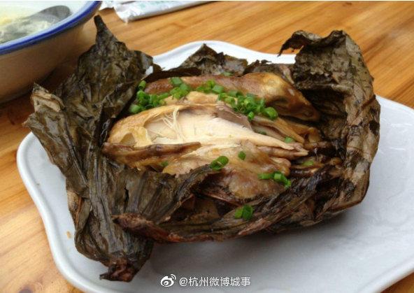 到了杭州，你可以吃：定胜糕，龙井虾仁，西湖醋鱼，杭州酱鸭