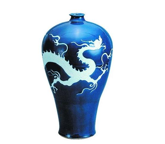 元霁蓝釉白龙纹梅瓶，这种精美的瓷器在元代只允许收藏于皇宫之中
