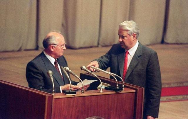 苏联解体之后，俄罗斯总统叶利钦为什么要“炮打白宫”？