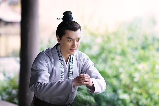 冯绍峰40岁演少年，王凯34岁演18岁，为啥好剧总喜欢中年演员？