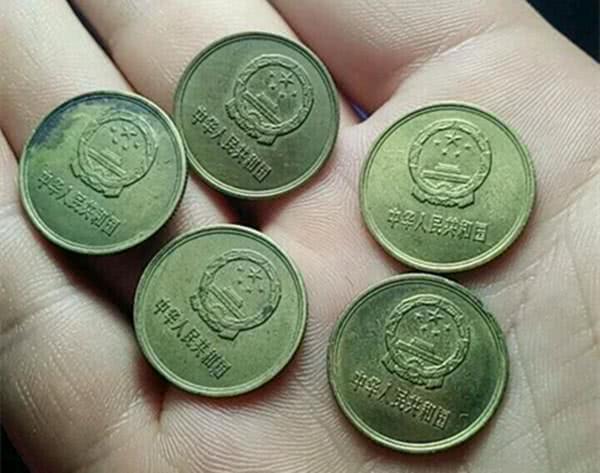 老家找出几枚“奇特”的硬币，朋友都说真稀罕！
