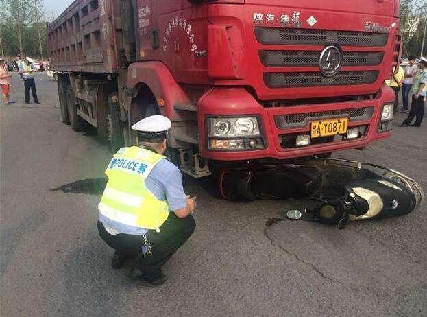 惨烈！爷爷骑车送孙上学正撞货车，11岁孩子惨遭碾死，谁该负责