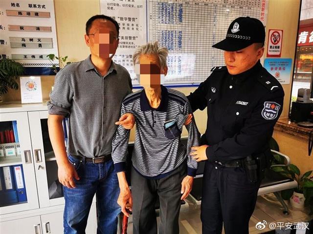 老人迷路街头，民警询问无果灵机一动叫声“爸爸”助父子团聚