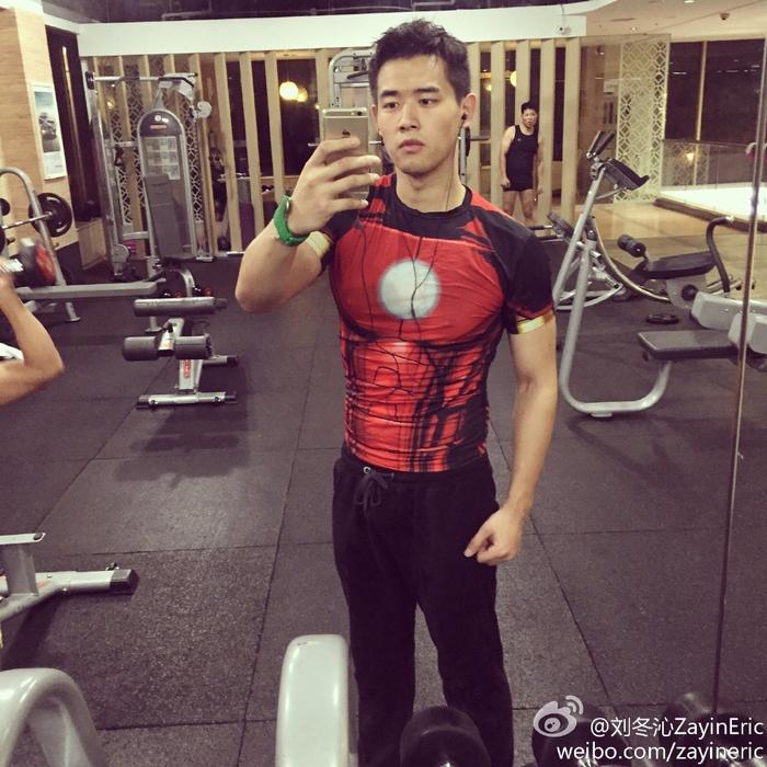 刘冬沁健身房照：现实版“哥练的胸肌”，而且还是个超级英雄控