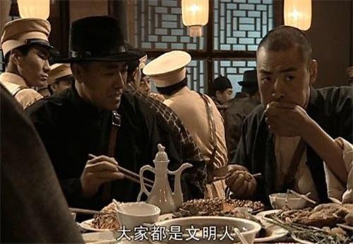 《亮剑》李云龙带魏和尚去县城吃席，却为何不带赵刚？
