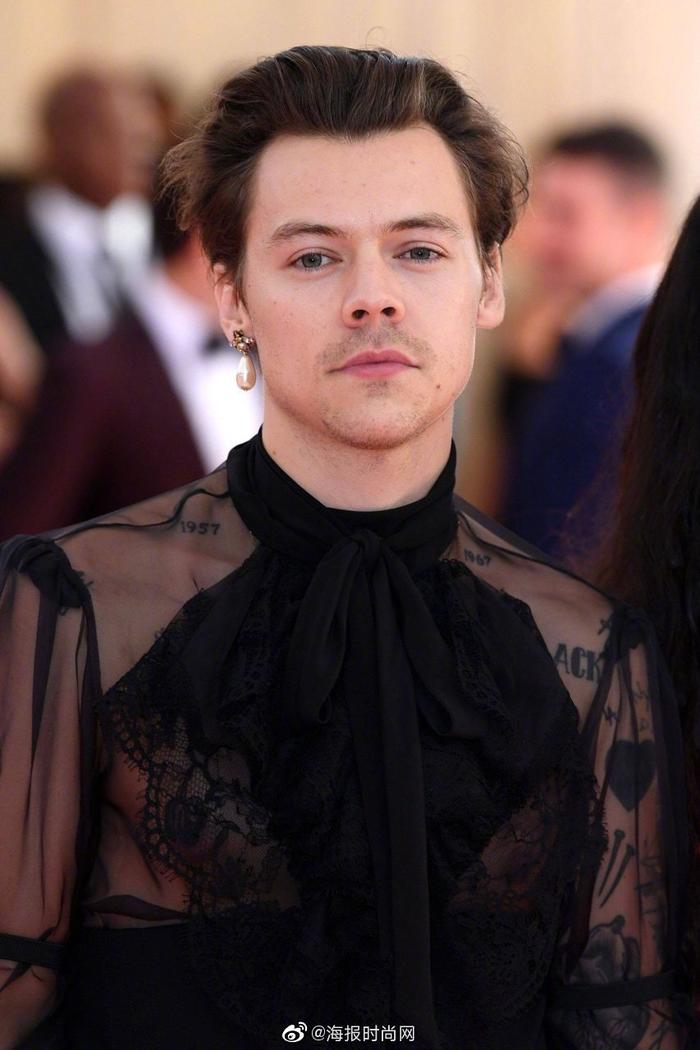 男明星也美貌！哈卷Harry Styles“透视装”亮相