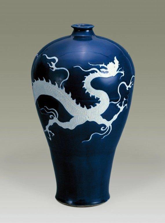 元霁蓝釉白龙纹梅瓶，这种精美的瓷器在元