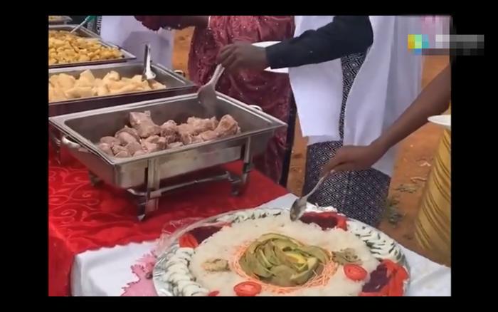 非洲婚宴上的“美食”：油炸果蔬配土豆，网友看完称要惜福……