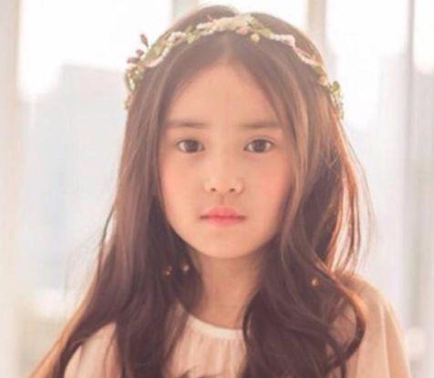 韩国11岁混血小萝莉，高颜值外表撞脸郑秀晶，网友：愿意等她长大