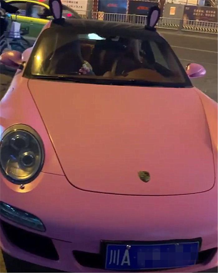 粉色保时捷911现成都，车顶装饰很可爱，店内购车还得加15万