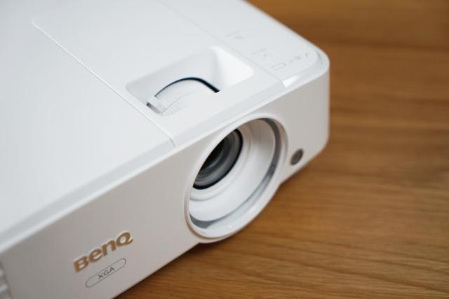 明基E500：买一台白天能看得清晰的投影机有多重要
