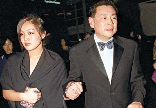 刘銮雄最爱的女儿，父母离婚分得1亿美金，如今35岁却还是单身？