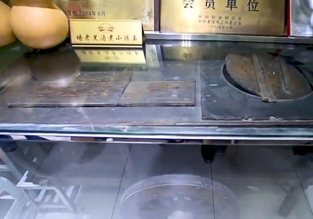 一锅煮了上百年的卤煮，老北京人都爱来吃，喝一口汤让人回味无穷