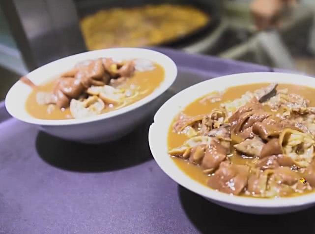 一锅煮了上百年的卤煮，老北京人都爱来吃，喝一口汤让人回味无穷