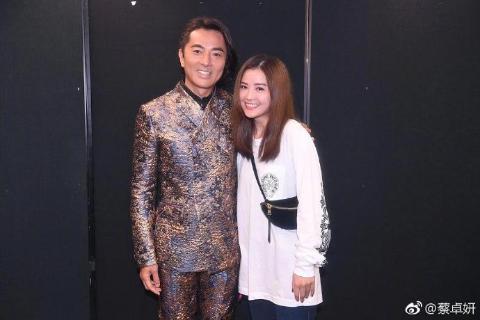 阿Sa与郑伊健罕见合体,勾起一波回忆杀,年龄差有了明显对比