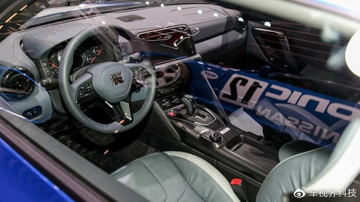 日产GT-R 50周年版本亮相纽约车展，Bayside Blue 颜色十分亮眼