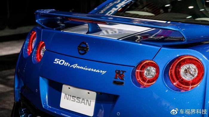 日产GT-R 50周年版本亮相纽约车展，Bayside Blue 颜色十分亮眼