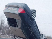 五菱汽车又长脸了，荣光小卡后面拉着标致，网友比拖车便宜！