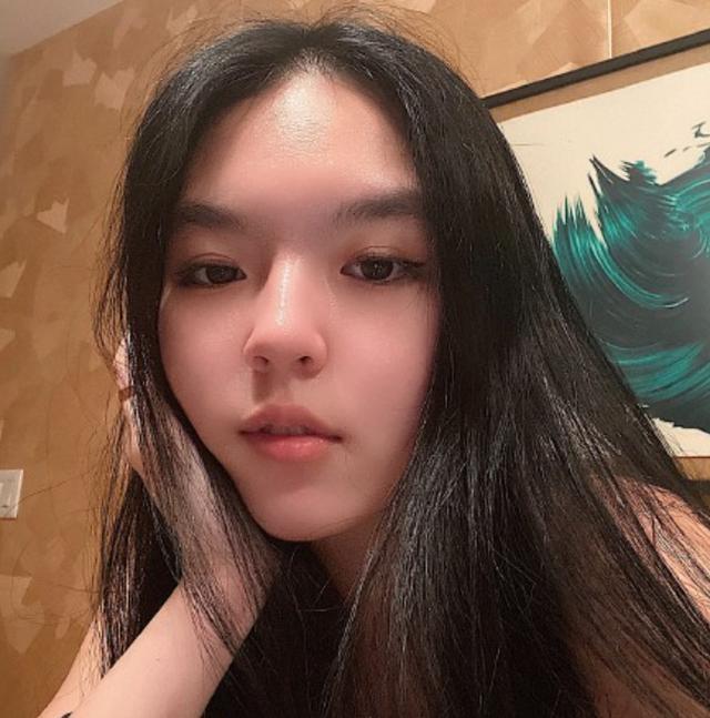 李咏17岁女儿太成熟！穿抹胸外套大秀好身材，性感造型获哈文狂赞