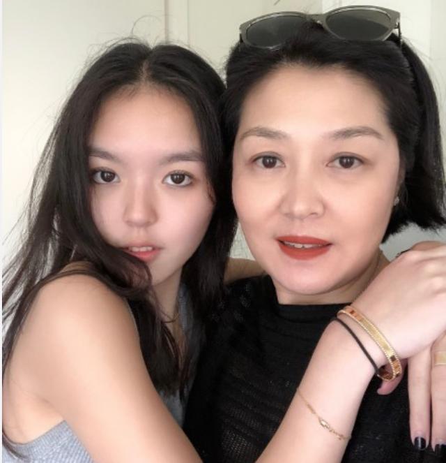 李咏17岁女儿太成熟！穿抹胸外套大秀好身材，性感造型获哈文狂赞