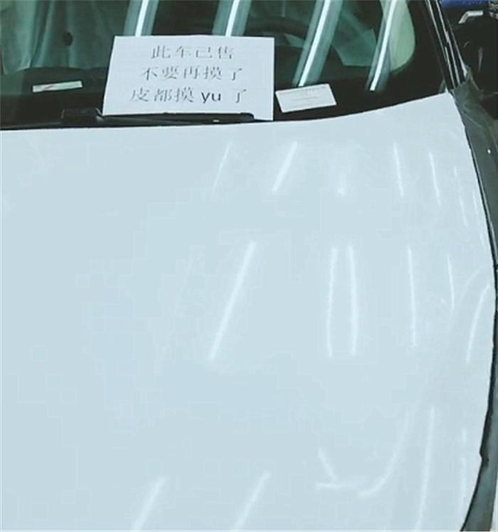 15万领克01现4S店，本不会注意，但车窗上几个字实在幽默！