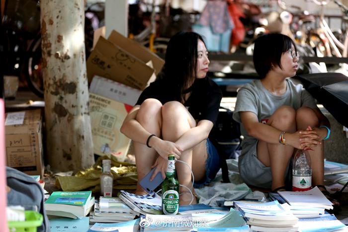 大爷大妈来扫货，山东大学跳蚤市场上啥都有