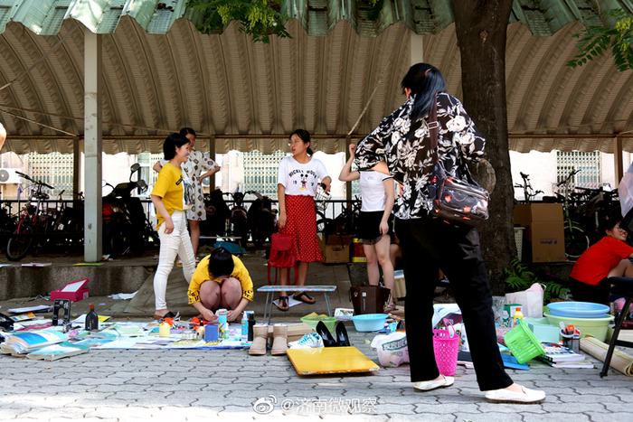 大爷大妈来扫货，山东大学跳蚤市场上啥都有