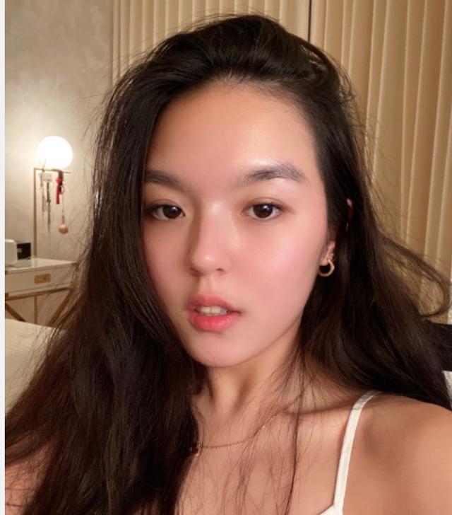 李咏17岁女儿太成熟！穿抹胸外套大秀好身材，性感造型获哈文狂赞