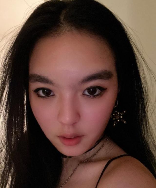 李咏17岁女儿太成熟！穿抹胸外套大秀好身材，性感造型获哈文狂赞