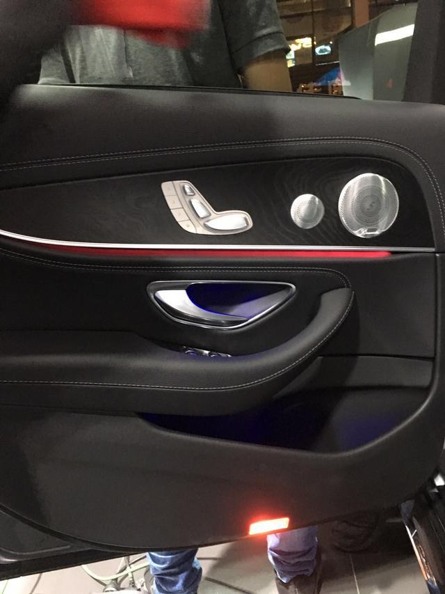 新款奔驰E300加装柏林之声 涡轮发光风口 香氛负离子等七项功能