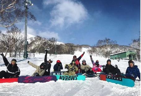 陈奕迅夫妇出游北海道，雪地中浪漫拥吻，感情十分甜蜜！