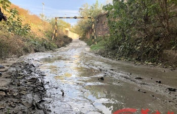 上游搅拌厂冲洗场地排水 西安灞桥神鹿坊村村民家门前排水渠积满泥浆